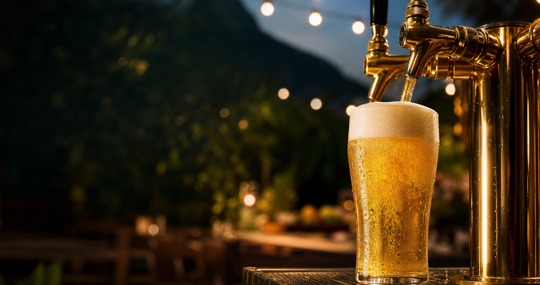 Copo de Pilsner artesanal servido na chopeira